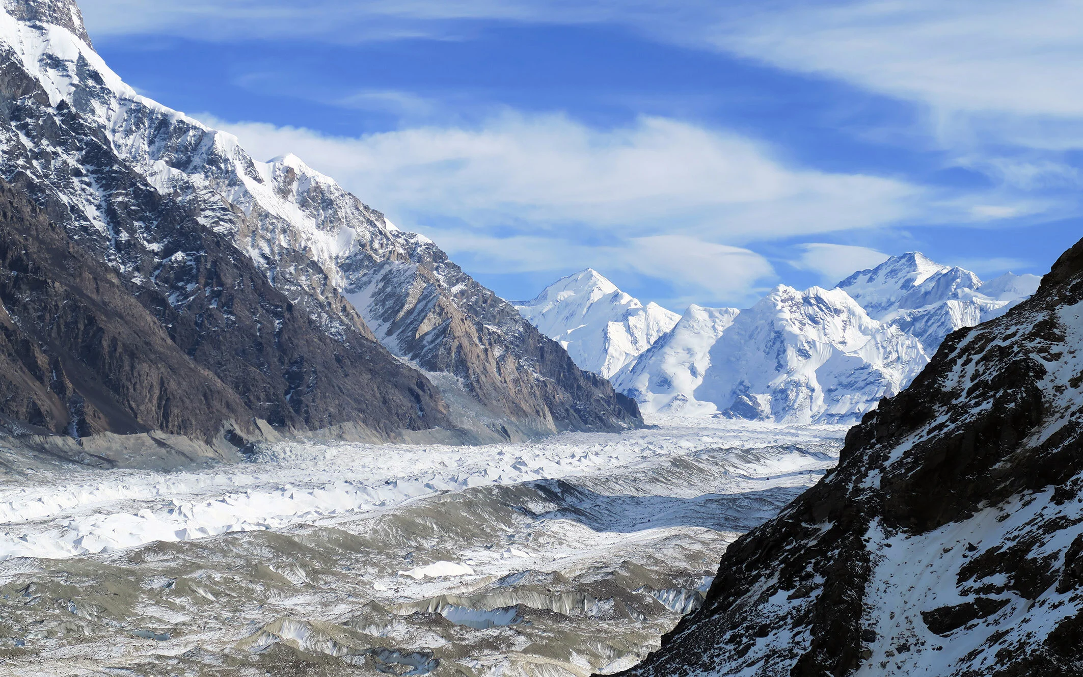 L’immense glacier d’Inylchek et son environnement de haute montagne.