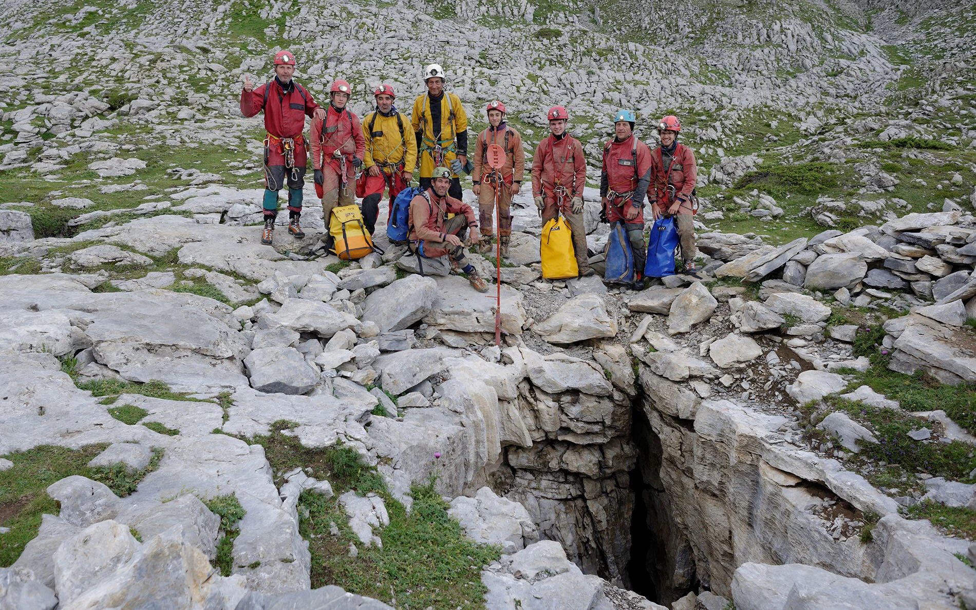 Les jeunes explorateurs en progression sur le lapiaz.